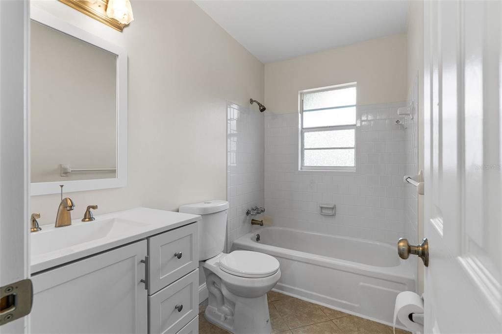 For Sale: $179,500 (2 beds, 2 baths, 979 Square Feet)