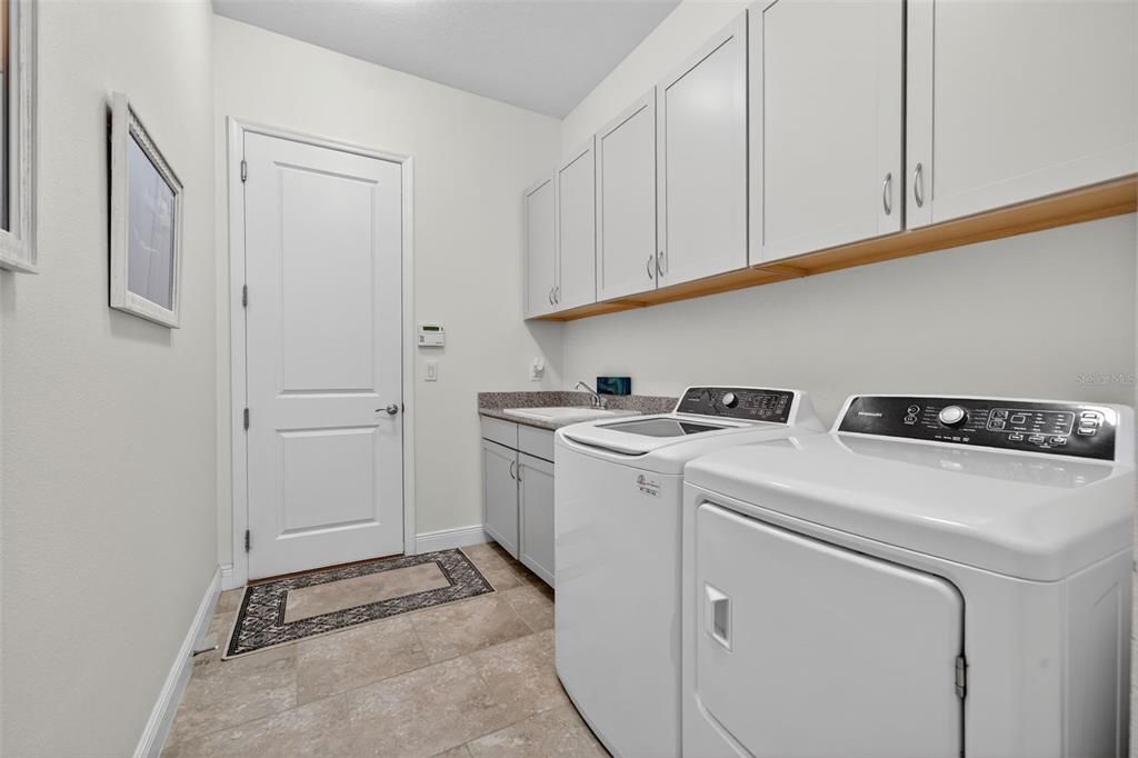 合同活跃: $944,900 (4 贝兹, 4 浴室, 3135 平方英尺)