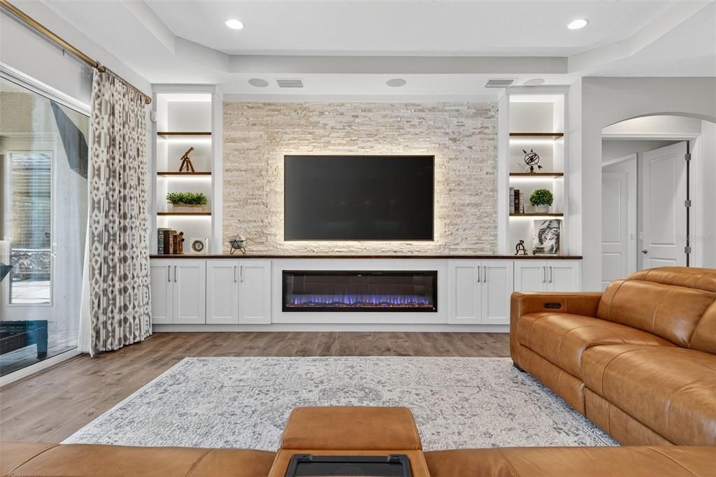 合同活跃: $944,900 (4 贝兹, 4 浴室, 3135 平方英尺)