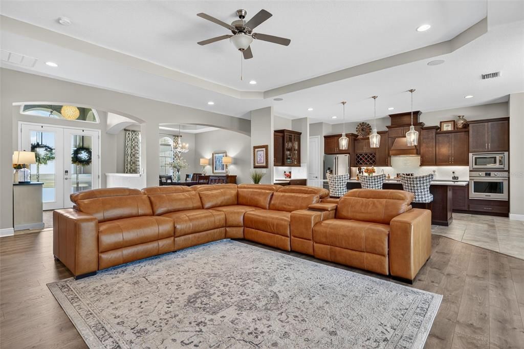 合同活跃: $944,900 (4 贝兹, 4 浴室, 3135 平方英尺)