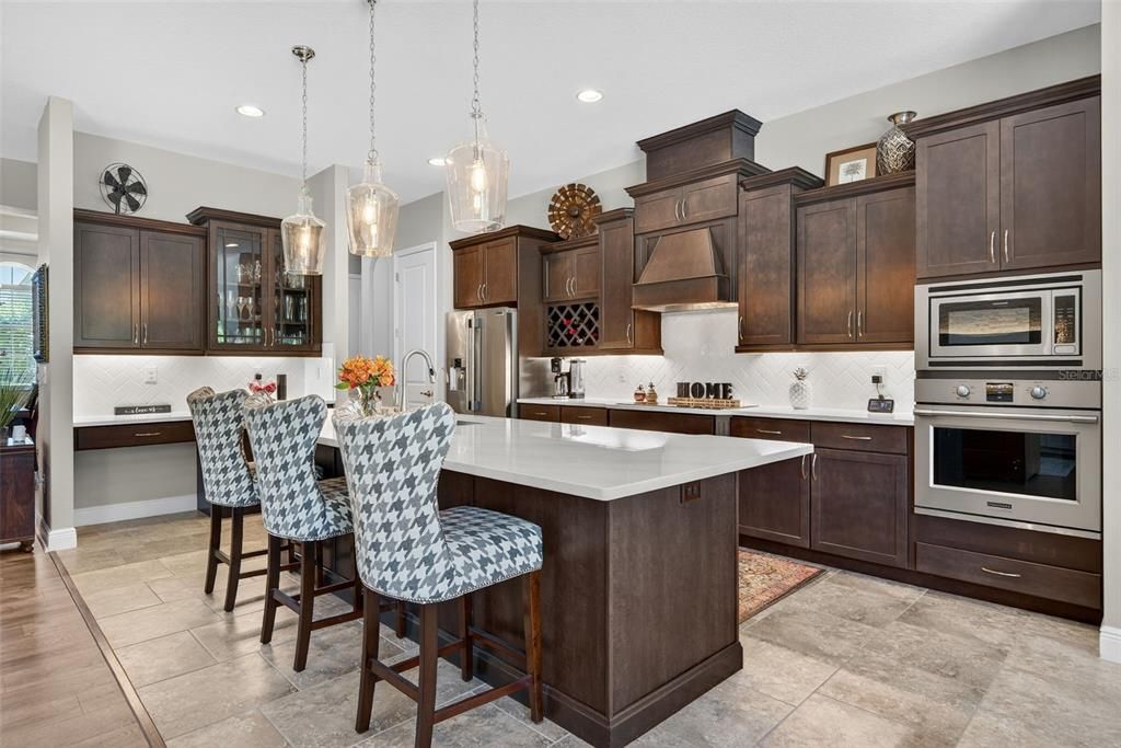 合同活跃: $944,900 (4 贝兹, 4 浴室, 3135 平方英尺)