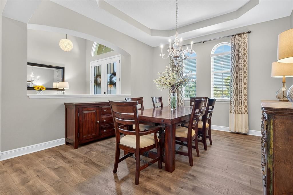 合同活跃: $944,900 (4 贝兹, 4 浴室, 3135 平方英尺)