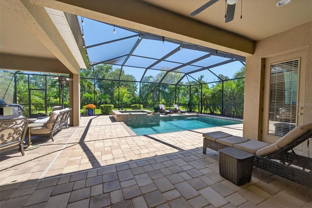 合同活跃: $944,900 (4 贝兹, 4 浴室, 3135 平方英尺)