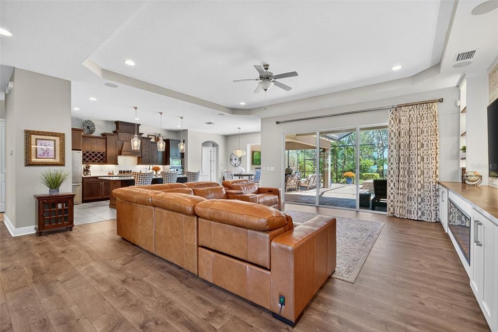 合同活跃: $944,900 (4 贝兹, 4 浴室, 3135 平方英尺)