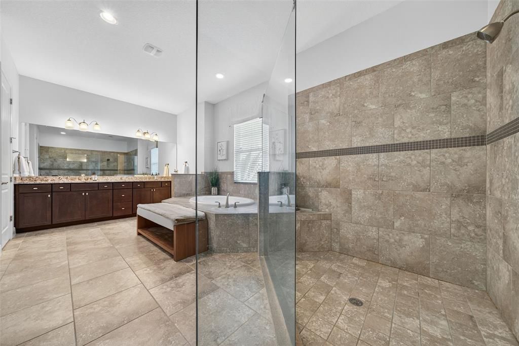 合同活跃: $944,900 (4 贝兹, 4 浴室, 3135 平方英尺)