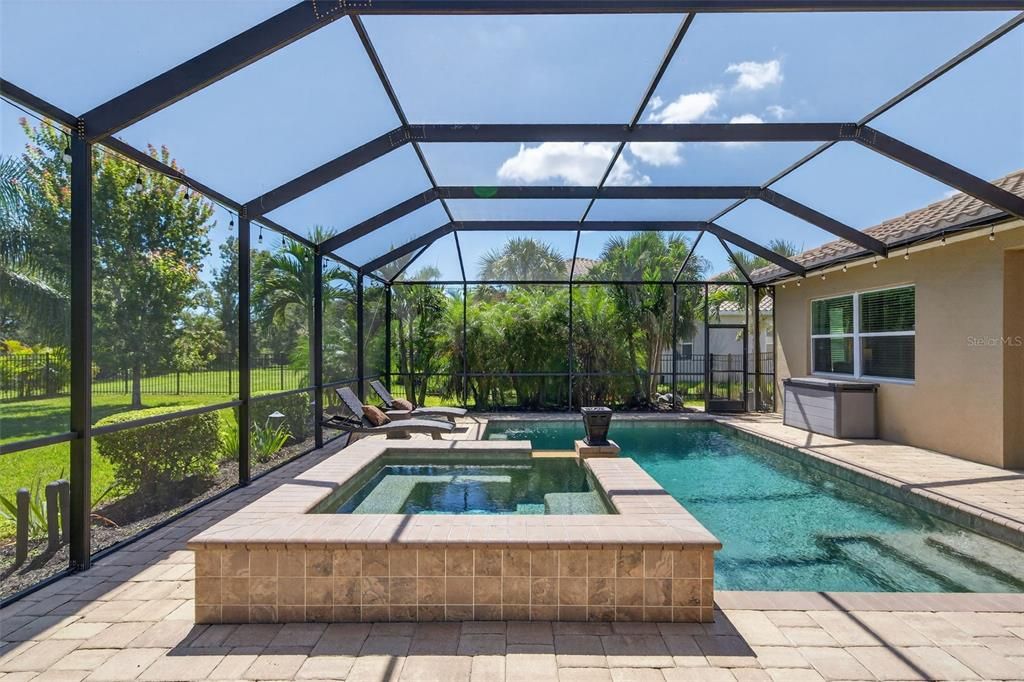 合同活跃: $944,900 (4 贝兹, 4 浴室, 3135 平方英尺)