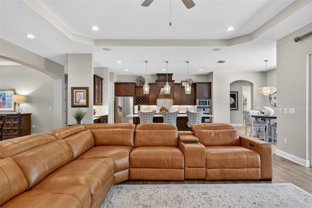 合同活跃: $944,900 (4 贝兹, 4 浴室, 3135 平方英尺)