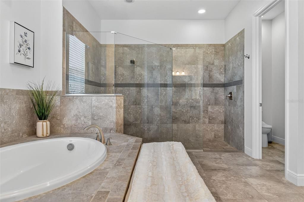 合同活跃: $944,900 (4 贝兹, 4 浴室, 3135 平方英尺)