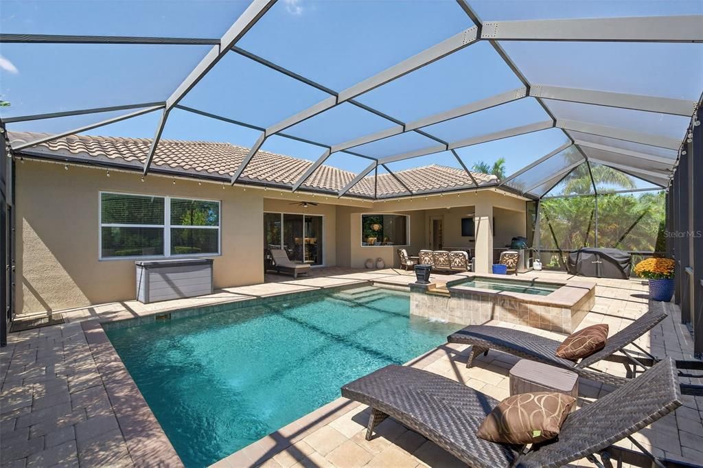 合同活跃: $944,900 (4 贝兹, 4 浴室, 3135 平方英尺)