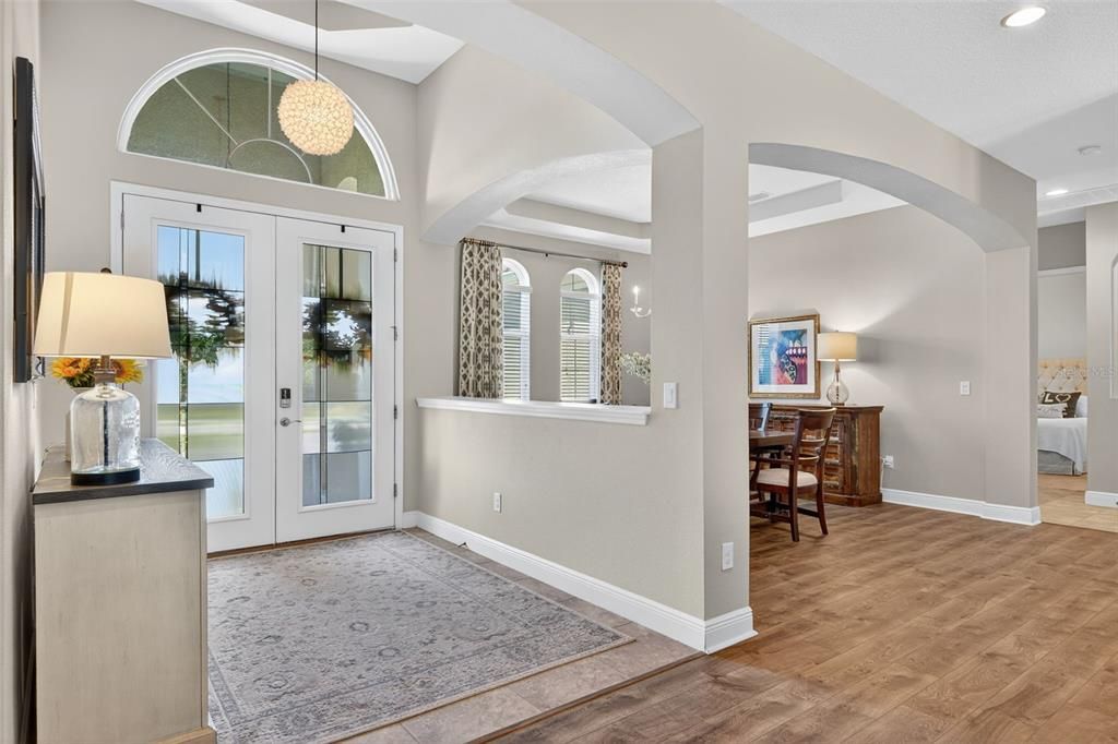 合同活跃: $944,900 (4 贝兹, 4 浴室, 3135 平方英尺)