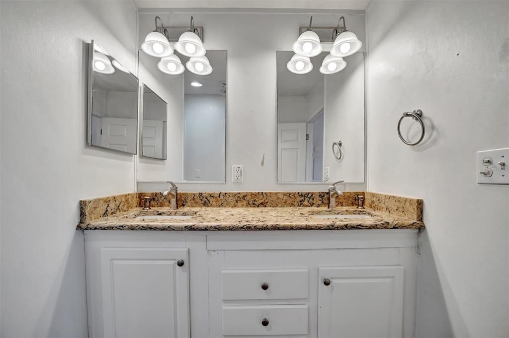 Active With Contract: $199,900 (3 beds, 2 baths, 1421 Square Feet)