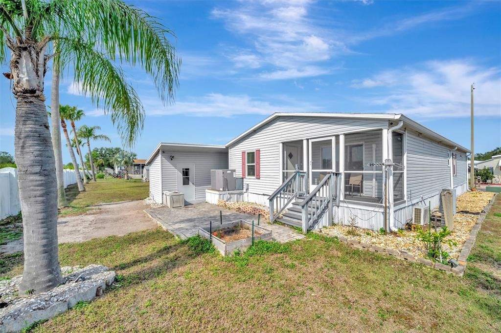 Active With Contract: $199,900 (3 beds, 2 baths, 1421 Square Feet)