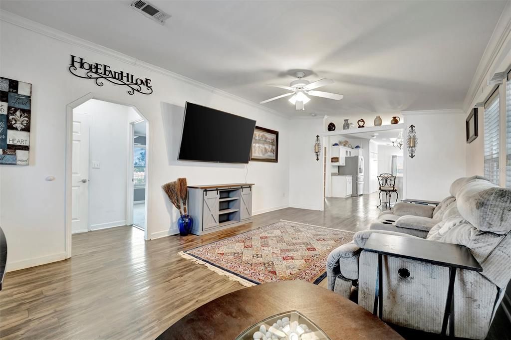 Active With Contract: $199,900 (3 beds, 2 baths, 1421 Square Feet)