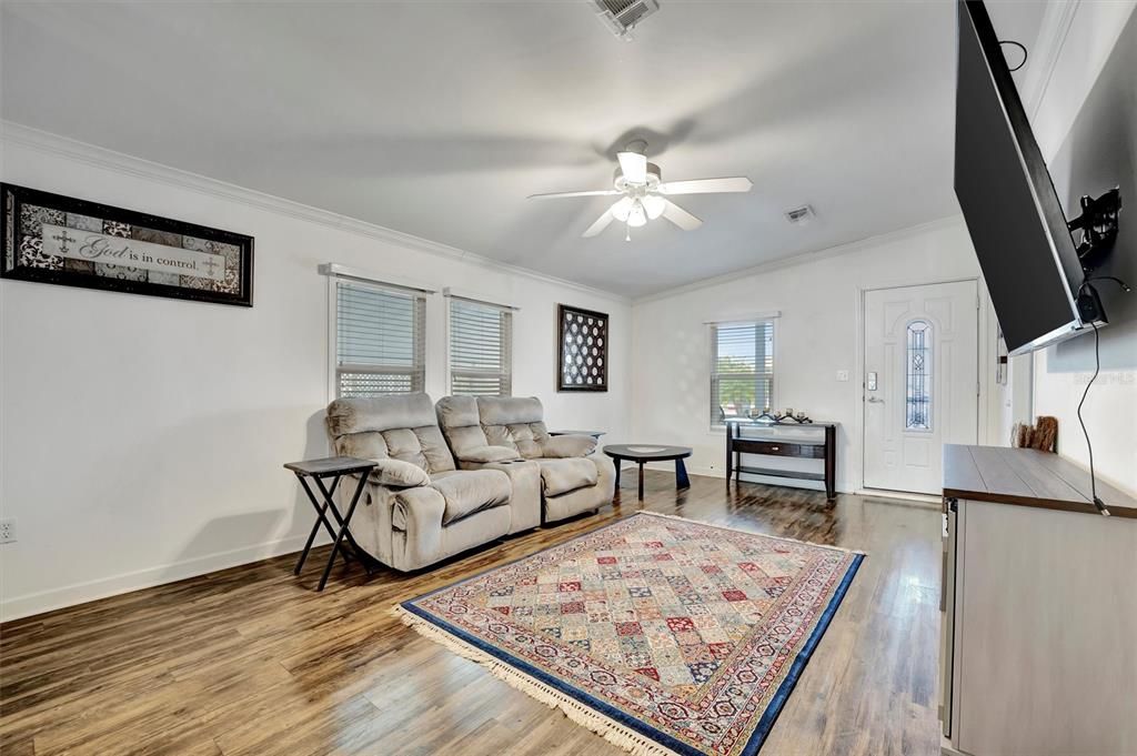 Active With Contract: $199,900 (3 beds, 2 baths, 1421 Square Feet)
