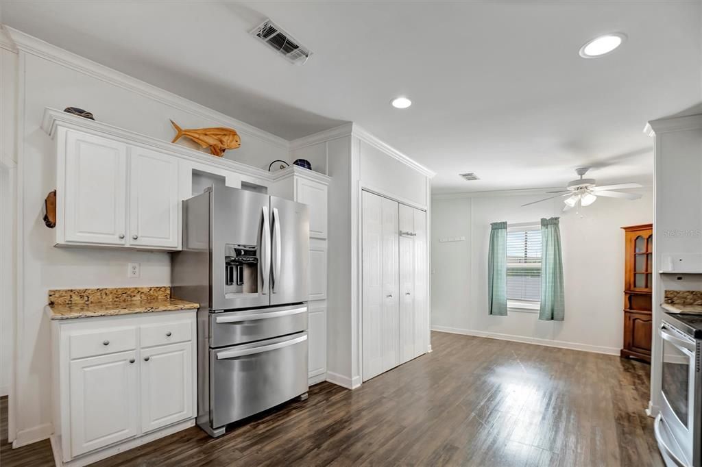 Active With Contract: $199,900 (3 beds, 2 baths, 1421 Square Feet)