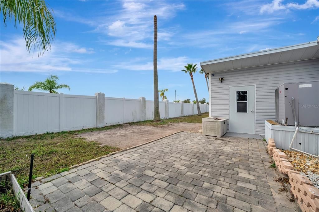 Active With Contract: $199,900 (3 beds, 2 baths, 1421 Square Feet)