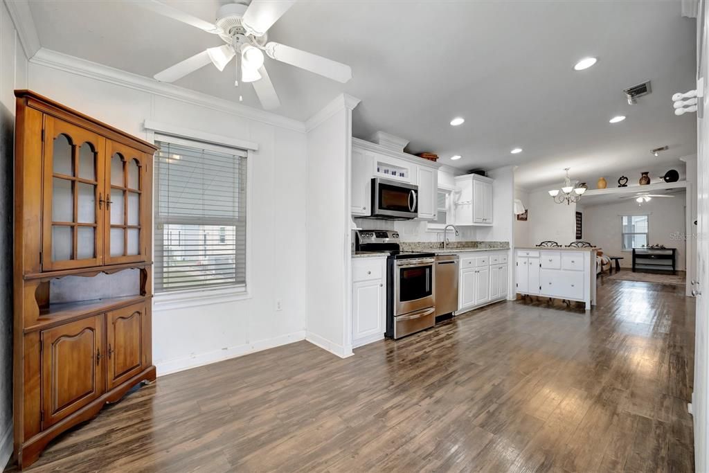 Active With Contract: $199,900 (3 beds, 2 baths, 1421 Square Feet)