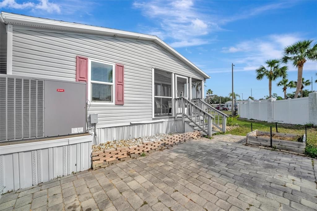 Active With Contract: $199,900 (3 beds, 2 baths, 1421 Square Feet)