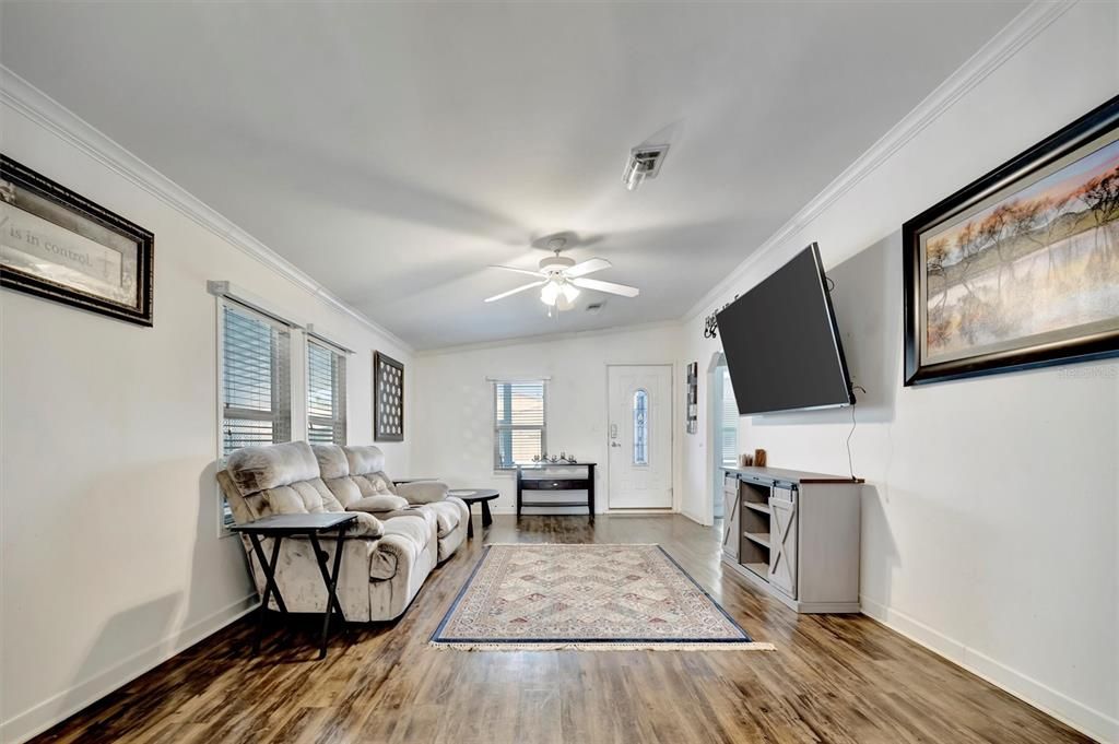 Active With Contract: $199,900 (3 beds, 2 baths, 1421 Square Feet)