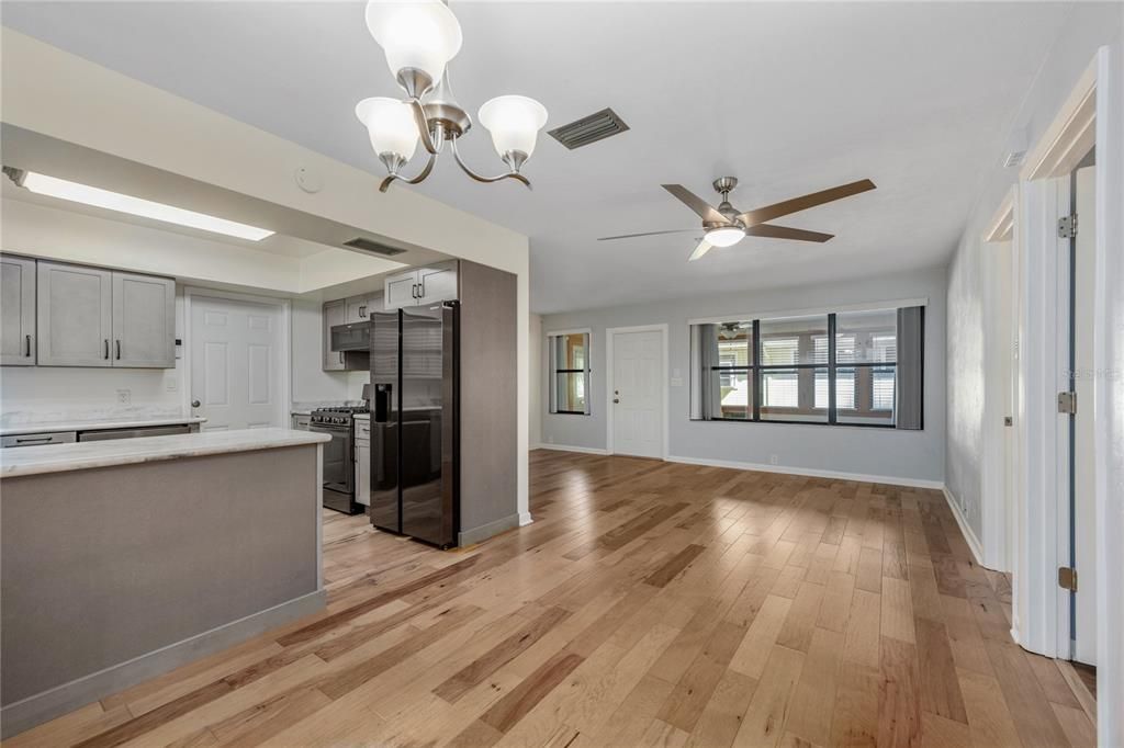 待售: $274,900 (2 贝兹, 2 浴室, 1392 平方英尺)