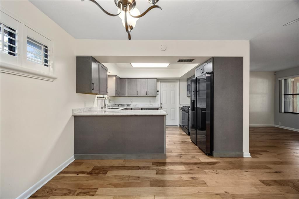 待售: $274,900 (2 贝兹, 2 浴室, 1392 平方英尺)