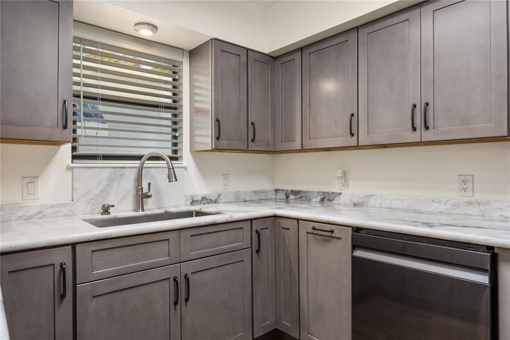 待售: $274,900 (2 贝兹, 2 浴室, 1392 平方英尺)