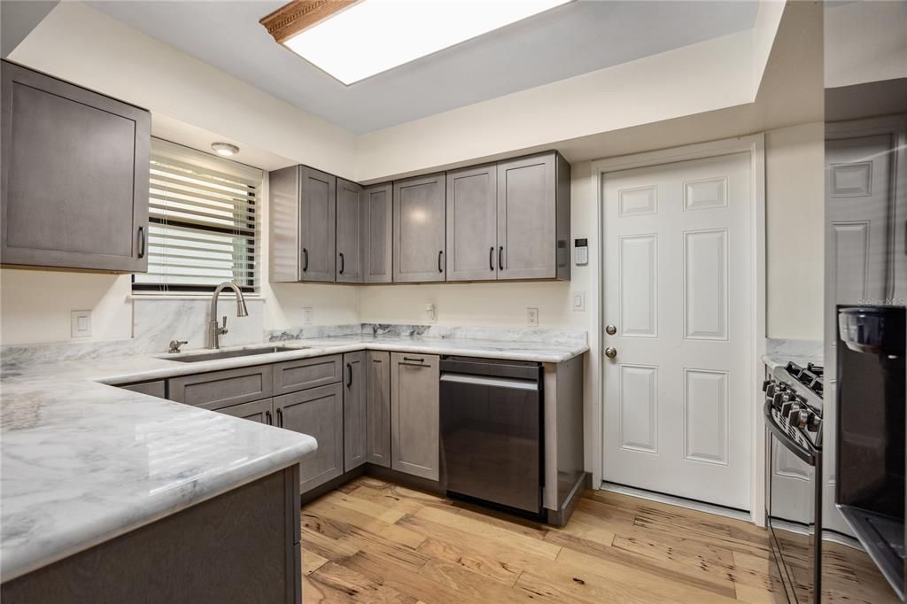 待售: $274,900 (2 贝兹, 2 浴室, 1392 平方英尺)