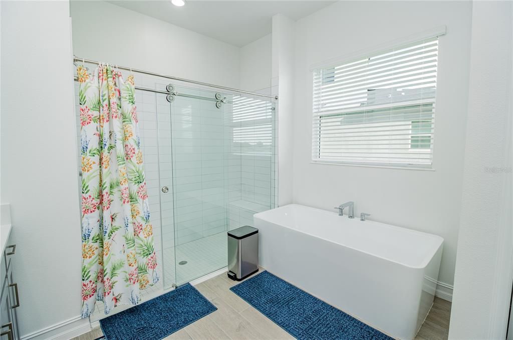 For Sale: $550,000 (4 beds, 3 baths, 2632 Square Feet)