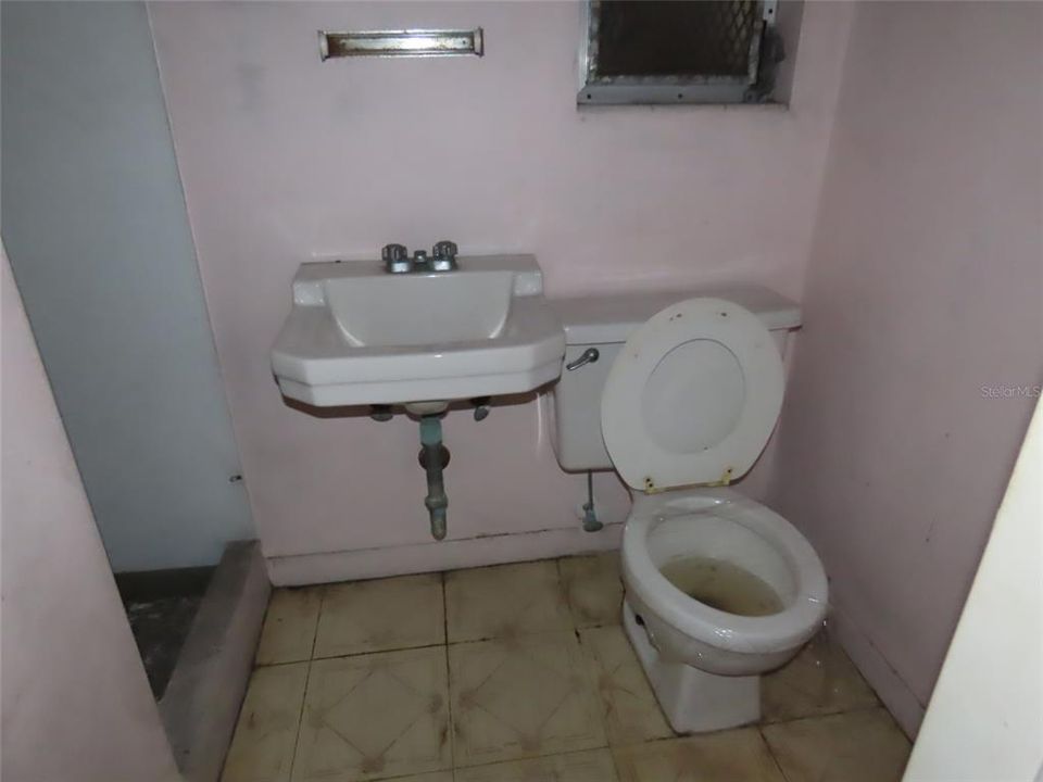 Active With Contract: $234,000 (2 beds, 2 baths, 936 Square Feet)