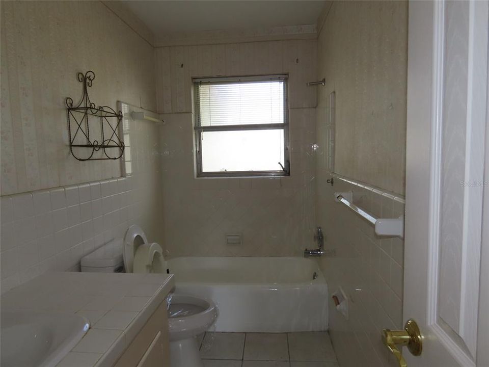 Active With Contract: $234,000 (2 beds, 2 baths, 936 Square Feet)