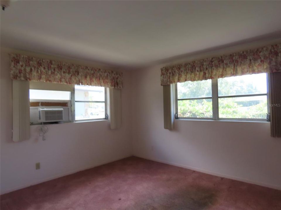 Active With Contract: $234,000 (2 beds, 2 baths, 936 Square Feet)