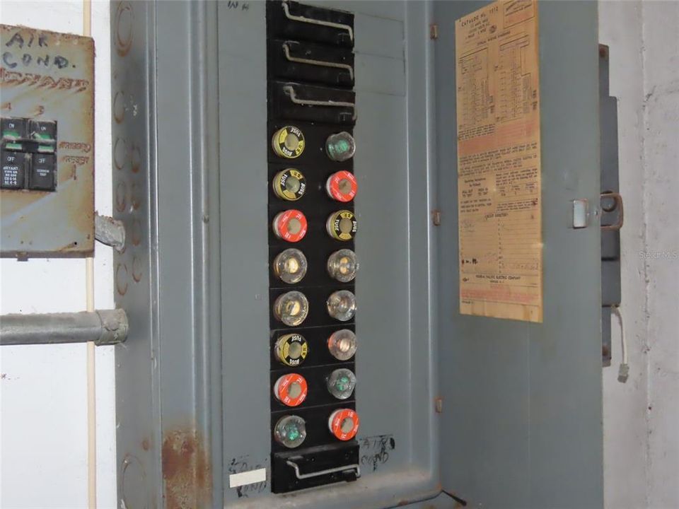 Active With Contract: $234,000 (2 beds, 2 baths, 936 Square Feet)