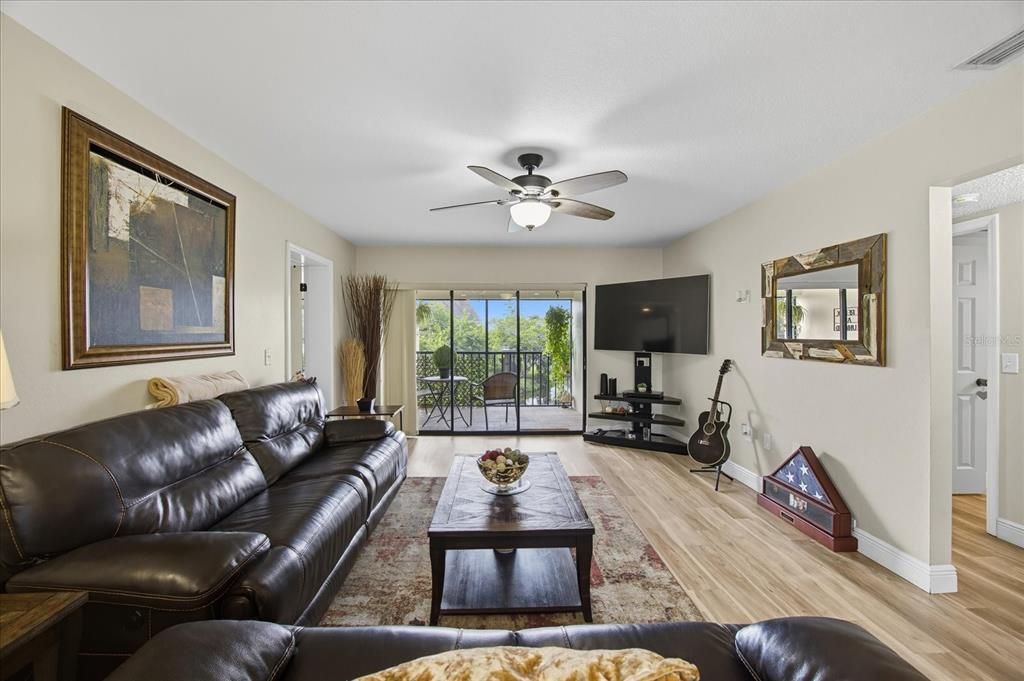 Active With Contract: $289,000 (2 beds, 2 baths, 1185 Square Feet)