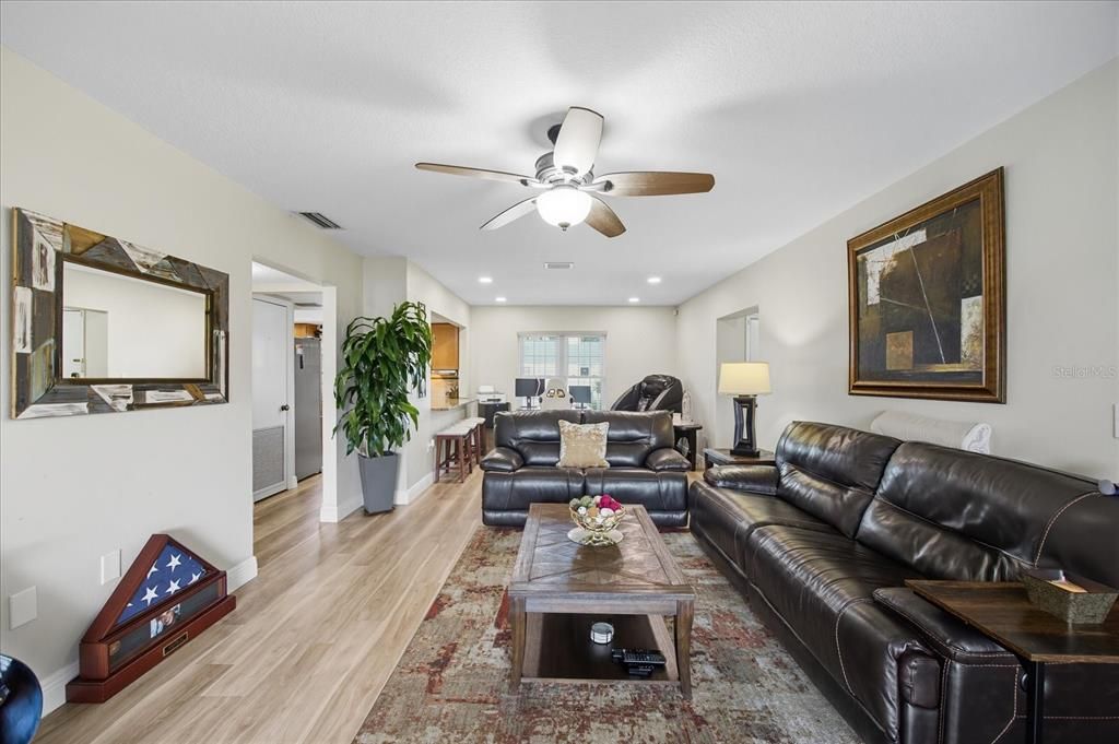 Active With Contract: $289,000 (2 beds, 2 baths, 1185 Square Feet)