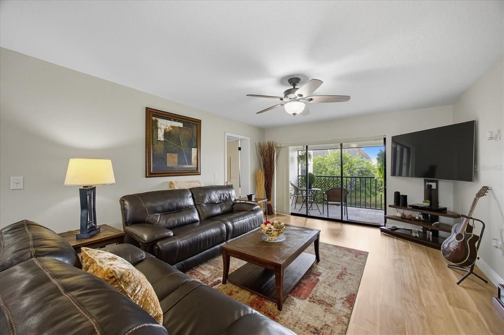 Active With Contract: $289,000 (2 beds, 2 baths, 1185 Square Feet)