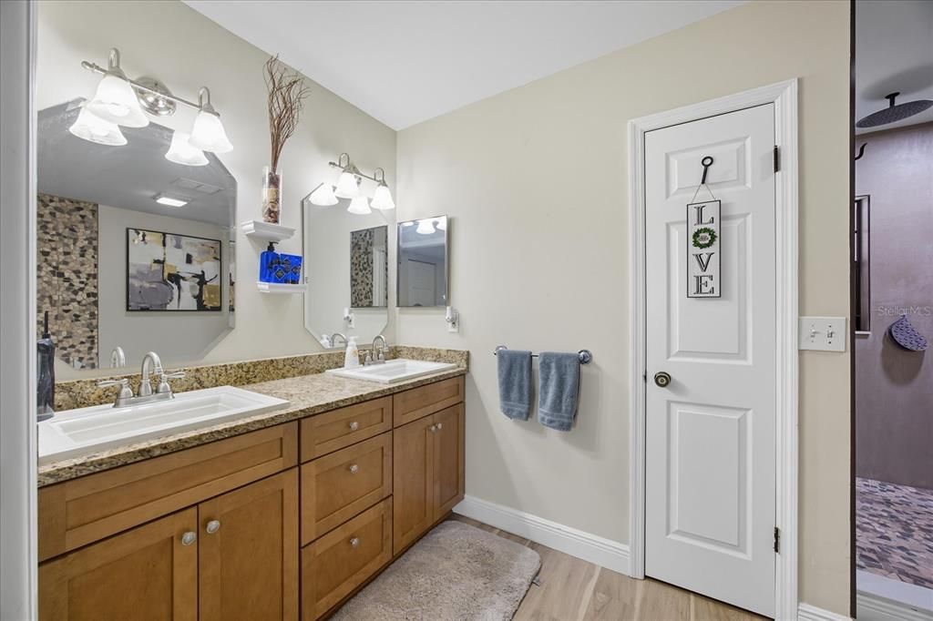 Active With Contract: $289,000 (2 beds, 2 baths, 1185 Square Feet)