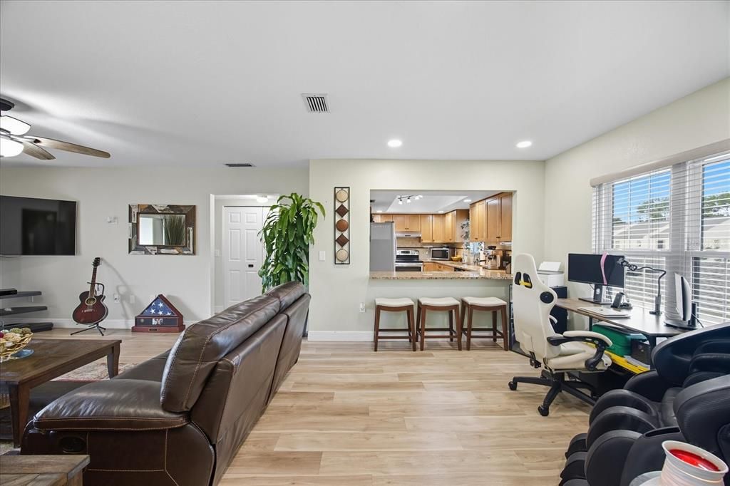 Active With Contract: $289,000 (2 beds, 2 baths, 1185 Square Feet)