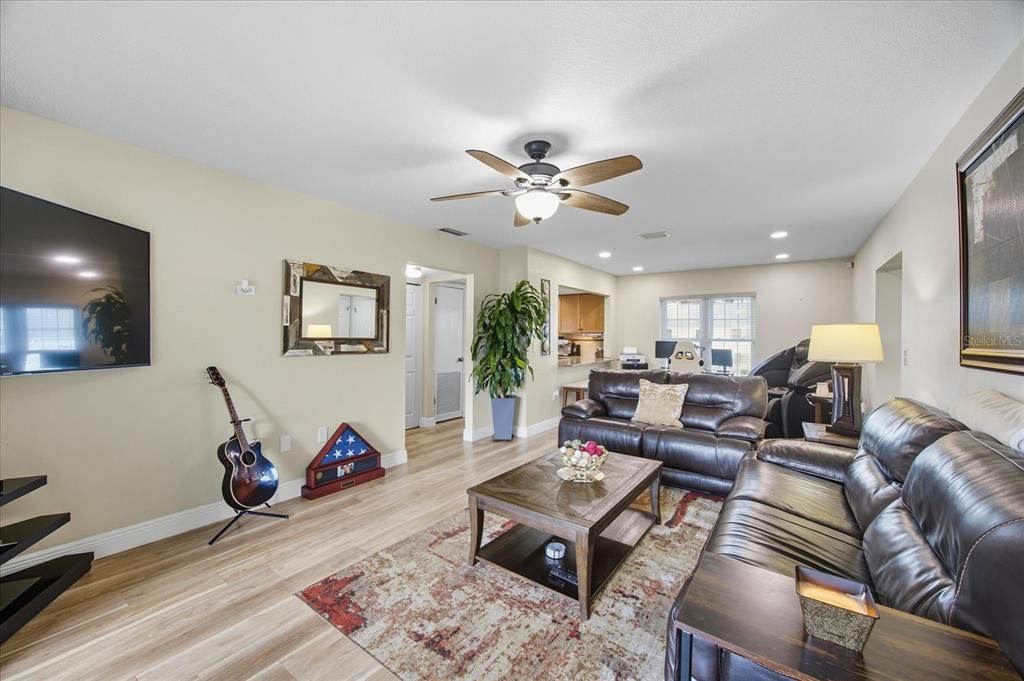 Active With Contract: $289,000 (2 beds, 2 baths, 1185 Square Feet)