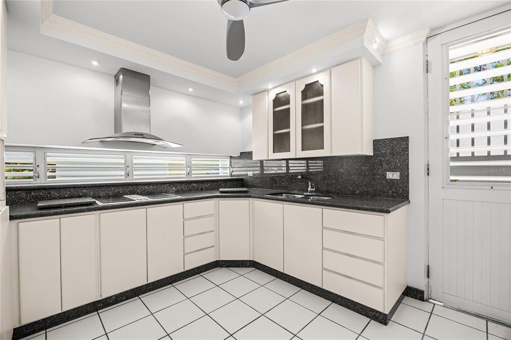 На продажу: $965,000 (4 спален, 2 ванн, 2773 Квадратных фут)