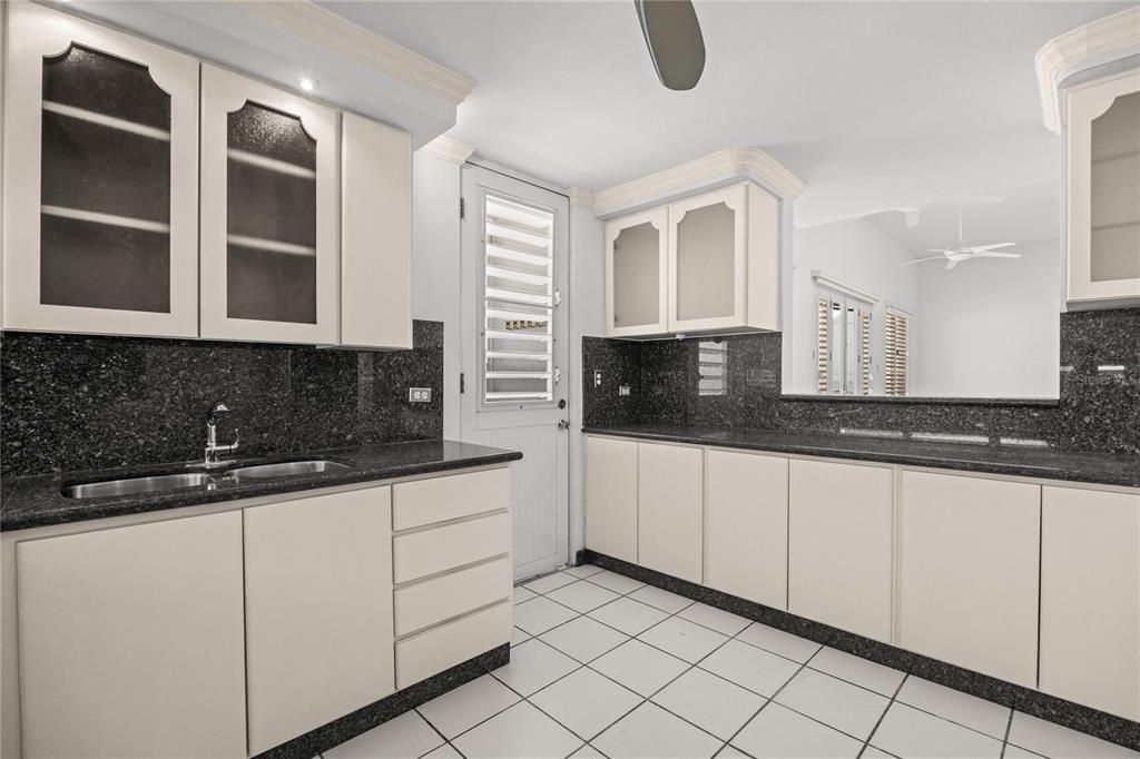 На продажу: $965,000 (4 спален, 2 ванн, 2773 Квадратных фут)