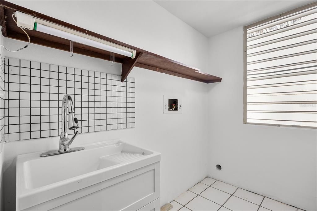 На продажу: $965,000 (4 спален, 2 ванн, 2773 Квадратных фут)