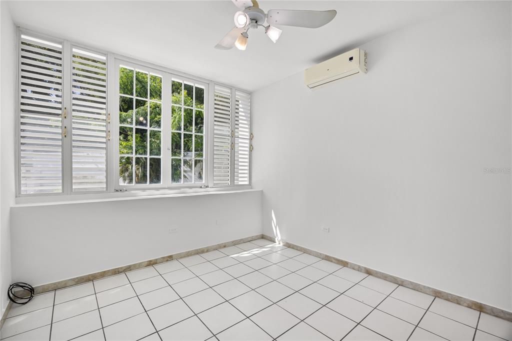 На продажу: $965,000 (4 спален, 2 ванн, 2773 Квадратных фут)