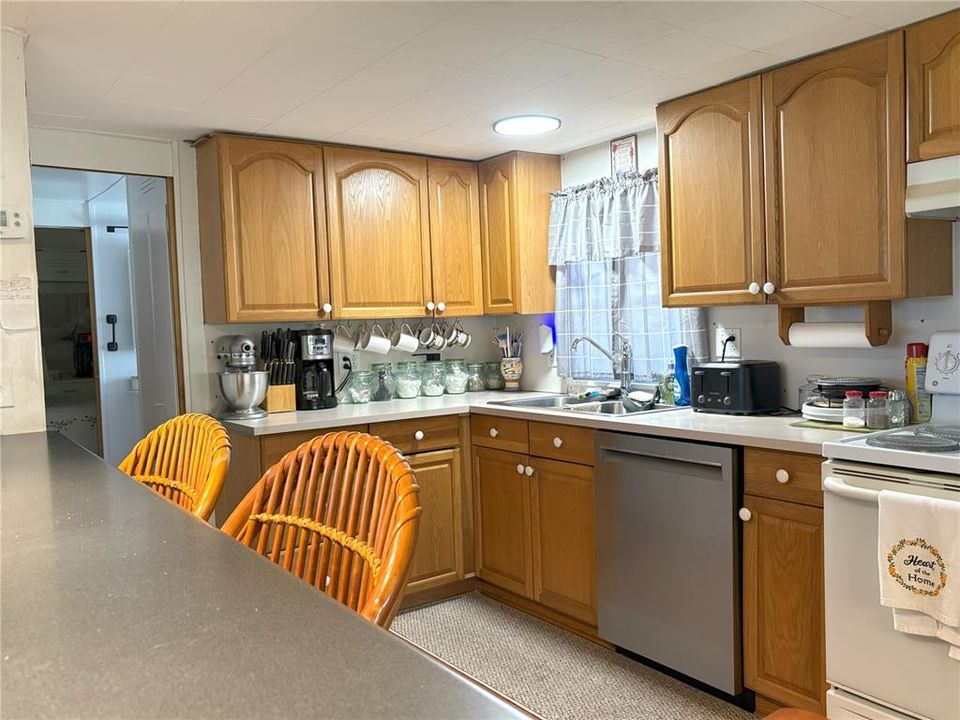 合同活跃: $125,000 (3 贝兹, 2 浴室, 1000 平方英尺)