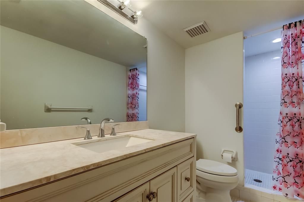 待售: $164,000 (2 贝兹, 2 浴室, 1054 平方英尺)