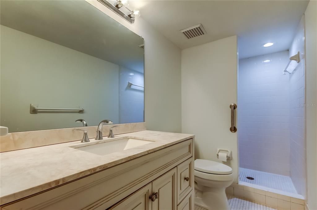 待售: $164,000 (2 贝兹, 2 浴室, 1054 平方英尺)