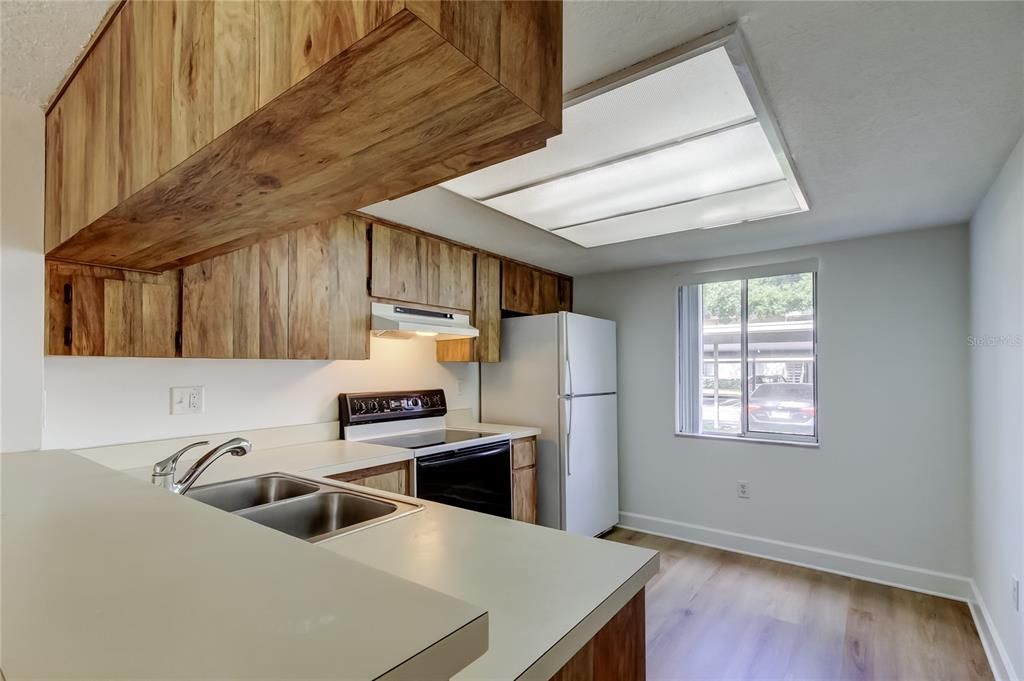 待售: $164,000 (2 贝兹, 2 浴室, 1054 平方英尺)