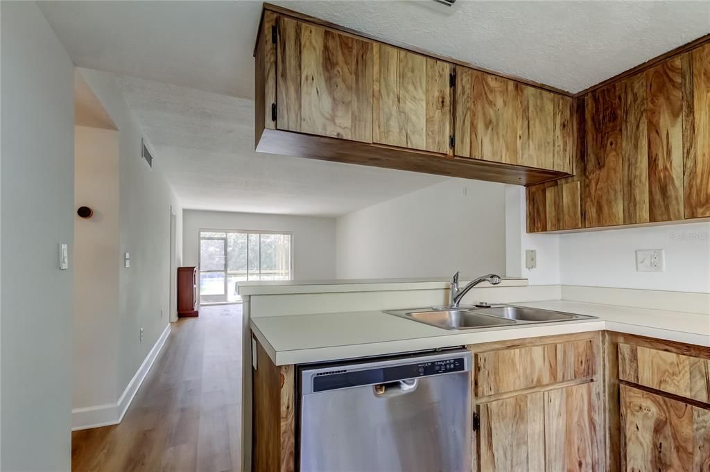 待售: $164,000 (2 贝兹, 2 浴室, 1054 平方英尺)