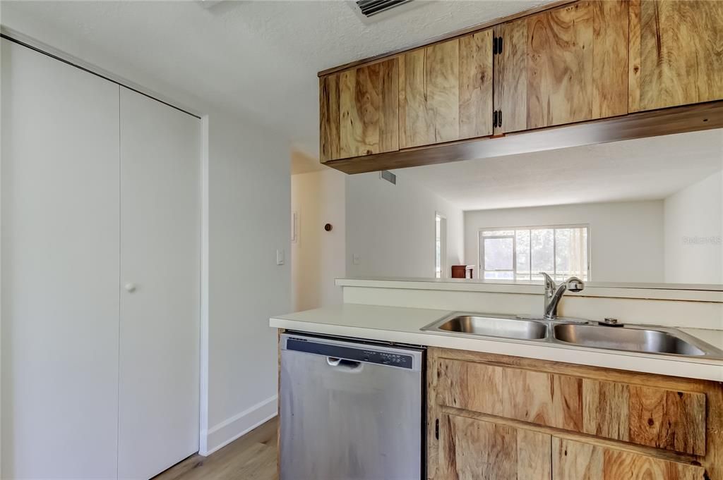 待售: $164,000 (2 贝兹, 2 浴室, 1054 平方英尺)