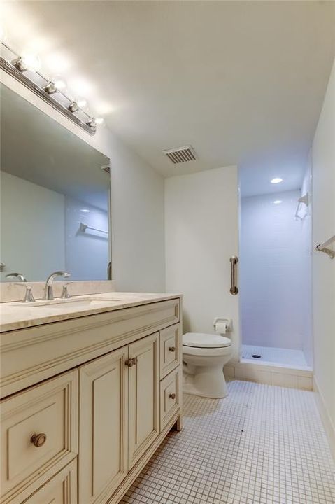 待售: $164,000 (2 贝兹, 2 浴室, 1054 平方英尺)