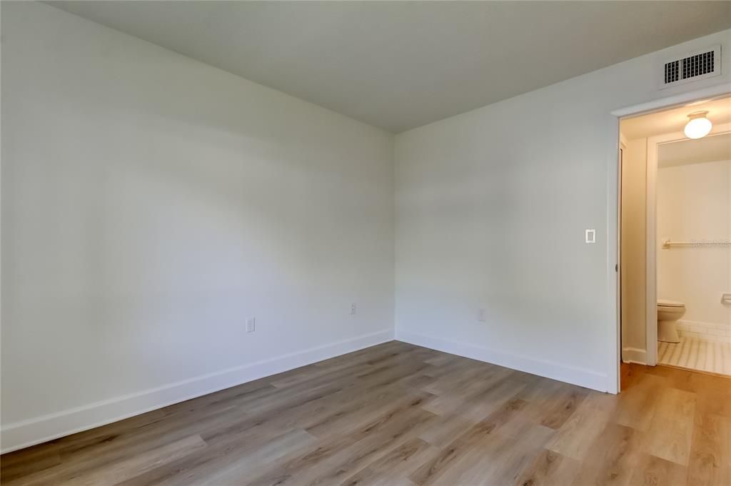 待售: $164,000 (2 贝兹, 2 浴室, 1054 平方英尺)